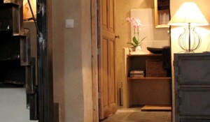 Escalier central de la chambre graine de lin dans la demeure des maitres - Chambre d'hôtes à Chirols en Ardèche