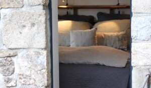 Lit de la chambre graine de lin dans la demeure des maitres - Chambre d'hôtes à Chirols en Ardèche