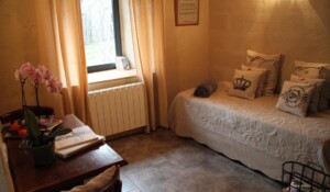 Lit simple de la chambre graine de lin dans la demeure des maitres - Chambre d'hôtes à Chirols en Ardèche