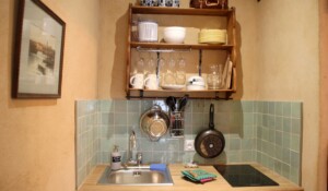 Coin cuisine de la suite suite brin d'herbe dans la demeure des maitres - Chambre d'hôtes à Chirols en Ardèche