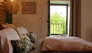 Lit double de la suite suite brin d'herbe dans la demeure des maitres - Chambre d'hôtes à Chirols en Ardèche