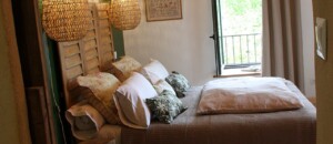 Lit double de la suite suite brin d'herbe dans la demeure des maitres - Chambre d'hôtes à Chirols en Ardèche