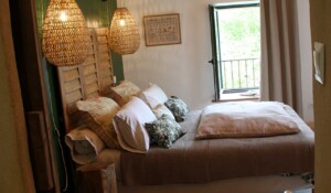 Lit double de la suite suite brin d'herbe dans la demeure des maitres - Chambre d'hôtes à Chirols en Ardèche