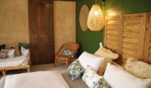 Lit double de la suite suite brin d'herbe dans la demeure des maitres - Chambre d'hôtes à Chirols en Ardèche