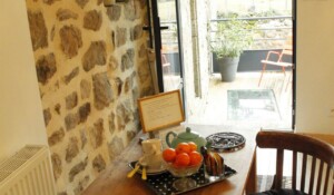 Coin cuisine et salle à manger de la suite du maître. dans la demeure des maitres - Chambre d'hôtes à Chirols en Ardèche
