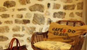 Coin lecture de la suite du maître dans la demeure des maitres - Chambre d'hôtes à Chirols en Ardèche