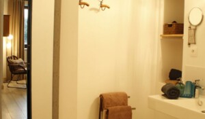 La salle d'eau de la suite du maître dans la demeure des maitres - Chambre d'hôtes à Chirols en Ardèche
