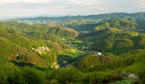 Chirols - Le village et la vallée de la Fontaulière depuis les hauteurs