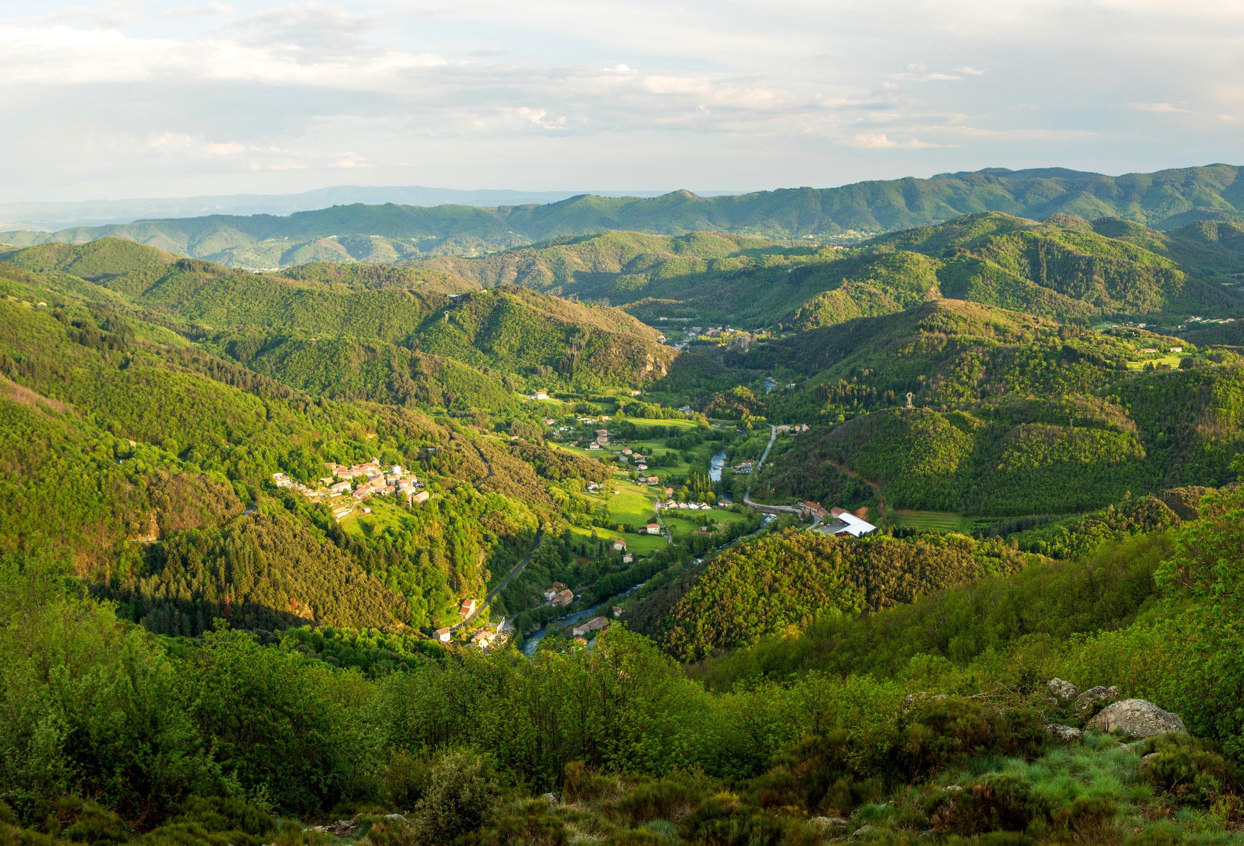 Chirols - Le village et la vallée de la Fontaulière depuis les hauteurs