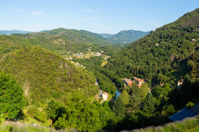 Le village de Chirols en Ardèche vu depuis les montagnes