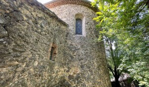 Chirols - Tour de l'Église en été ©sourcesetvolcans
