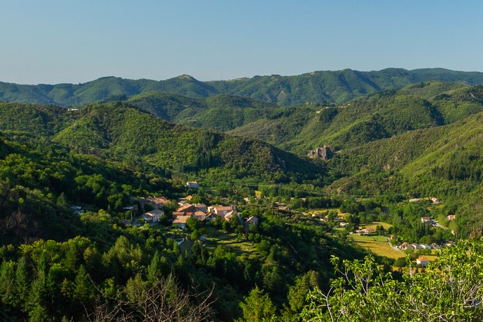 Village de Chirols (Ardèche) depuis Veyrières et ses montagnes