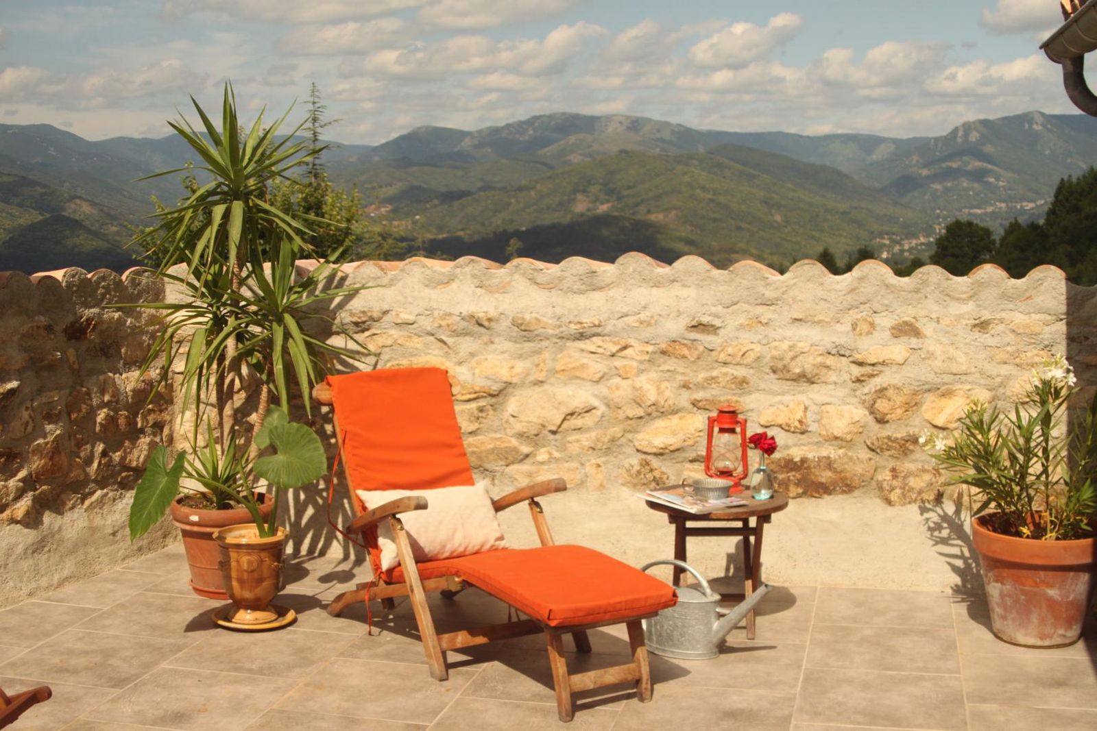 La terrasse et sa belle vue sur les monts d'Ardèche