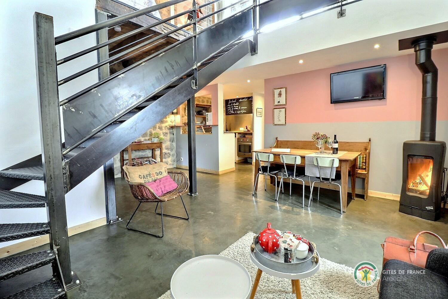 La pièce de vie agréable avec son poêle à bois