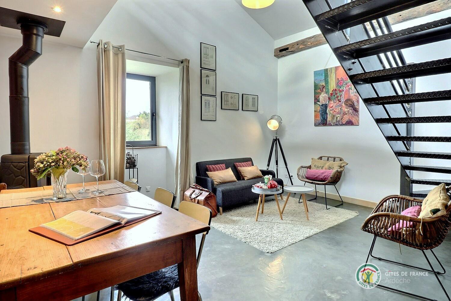 La pièce de vie chaleureuse