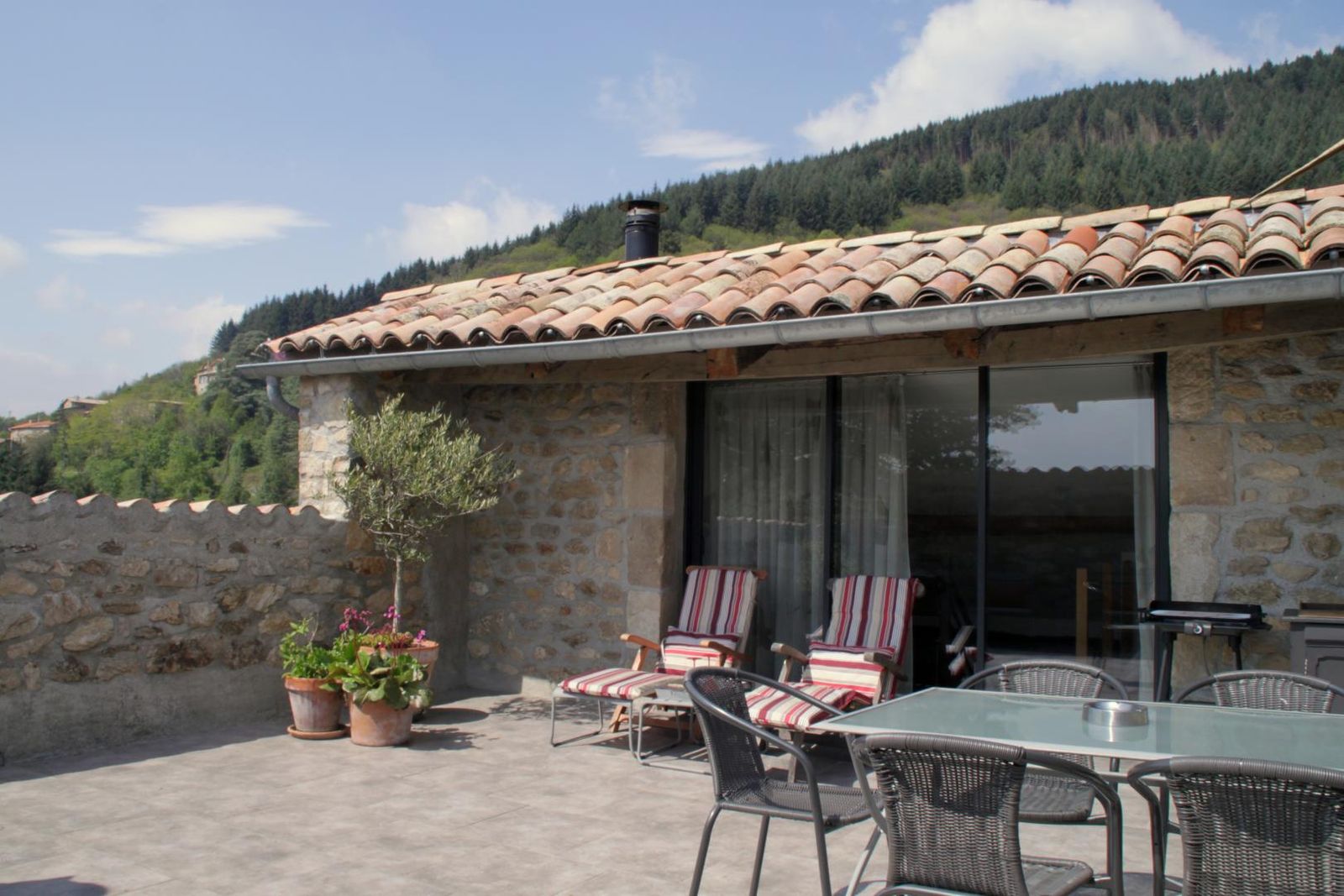 La terrasse du gîte au 1er niveau