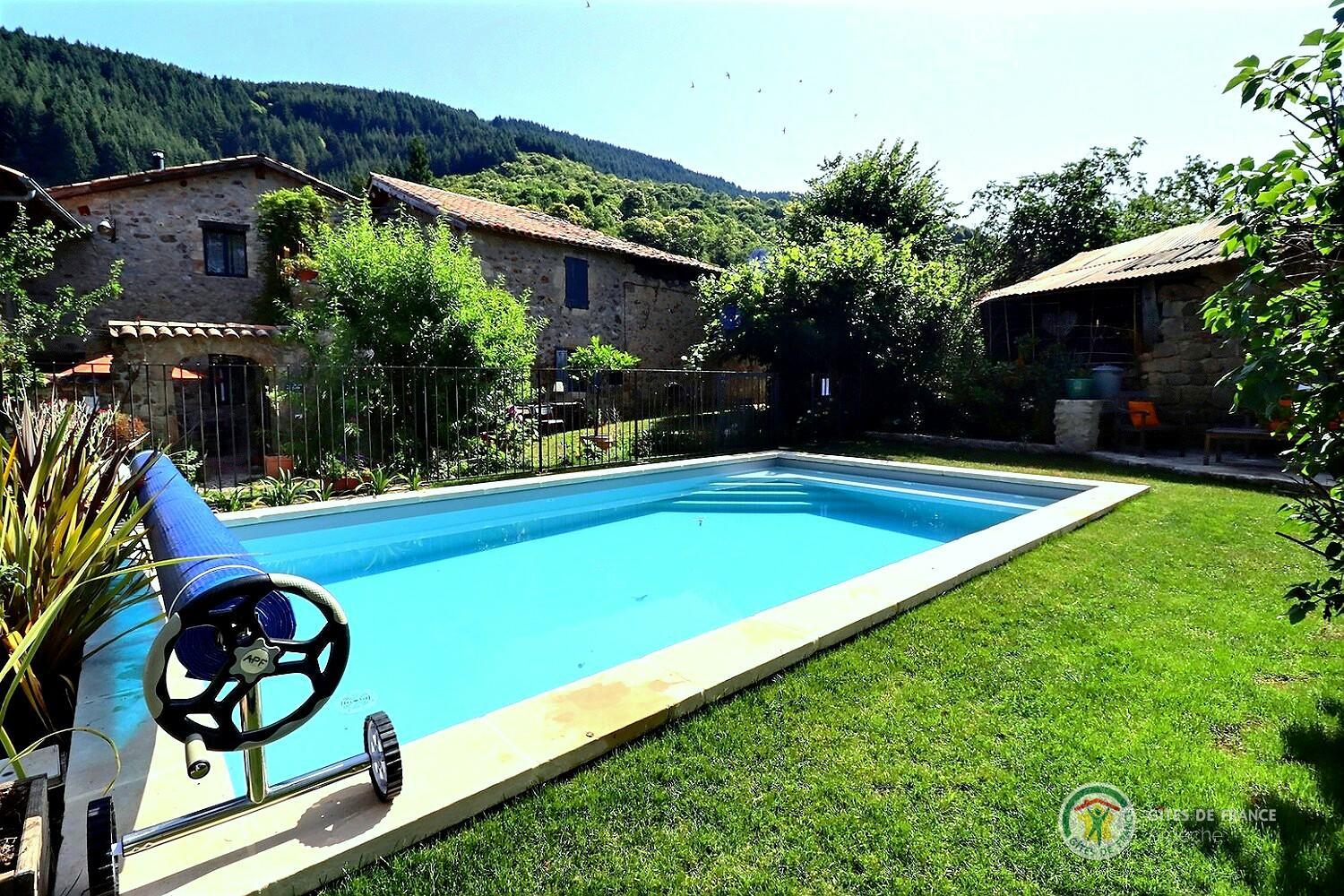 La piscine à partager et son environnement