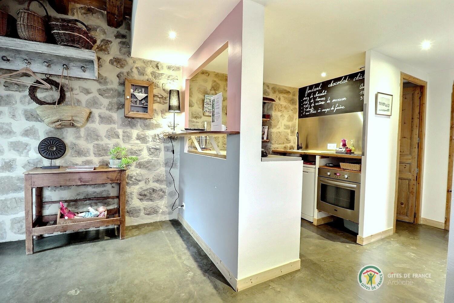 La cuisine ouverte sur la pièce de vie