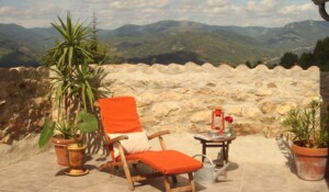 La terrasse et sa belle vue sur les monts d'Ardèche