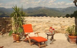 La terrasse et sa belle vue sur les monts d'Ardèche    - ©Gîtes de France