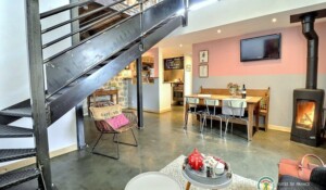 La pièce de vie agréable avec son poêle à bois