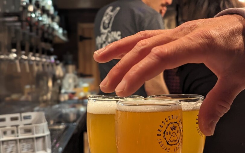 3 verres de bières sur le comptoir de la Brasserie DRAC