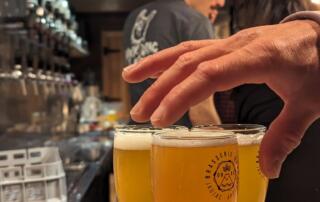 3 verres de bières sur le comptoir de la Brasserie DRAC - ©brasseriedrac