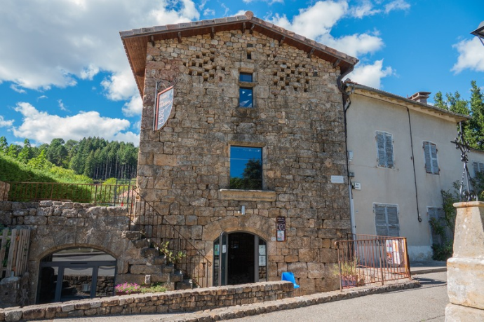 Meyras, village de caractère en ardèche et la devanture relais muletiers ©sourcesetvolcans