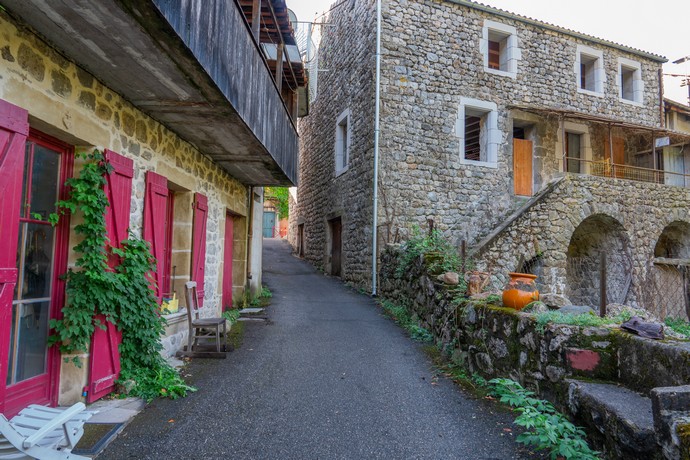 Mayres-maisons-typiques-rue-st-martin©sourcesetvolcans Maisons typiquement ardéchoises dans la rue st martin dans le village de mayres en ardèche ©sourcesetvolcans