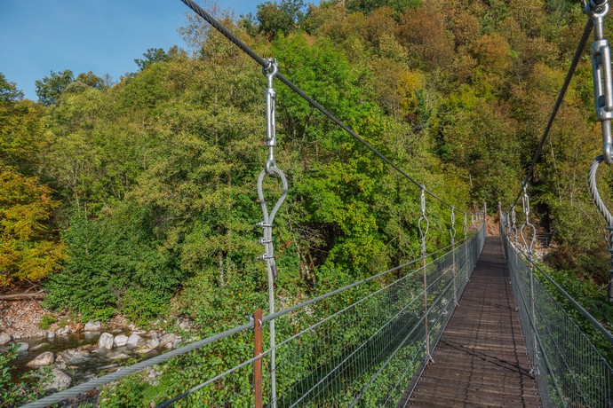 mayres-sur-la-passerelle-du-moulin©sourcesetvolcans mayres-sur-la-passerelle-du-moulin©sourcesetvolcans