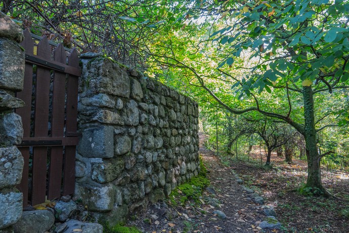 mayres-portail-et-chemin-lou-chomin©sourcesetvolcans mayres-portail-et-chemin-lou-chomin©sourcesetvolcans