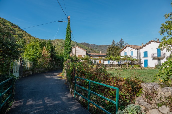 mayres-rue-du-pigeonnier©sourcesetvolcans mayres-rue-du-pigeonnier©sourcesetvolcans