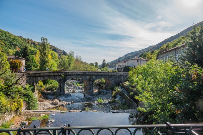 mayres-vue-depuis-pont-de-la-vierge-sur-eglise©sourcesetvolcans mayres-vue-depuis-pont-de-la-vierge-sur-eglise©sourcesetvolcans