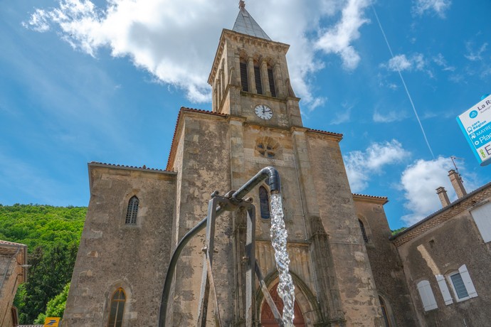 Mayres – église St Martin et sa fontaine ©sourcesetvolcans église St Martin à Mayres en Ardèche et sa fontaine ©sourcesetvolcans