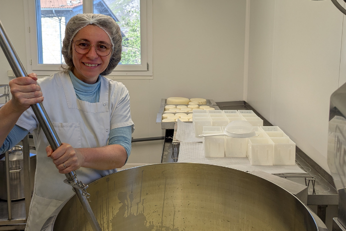 Montpezat-sous-Bauzon - fabrication de fromages à la bergerie de L'Adreyt ©bergeriedeladreyt