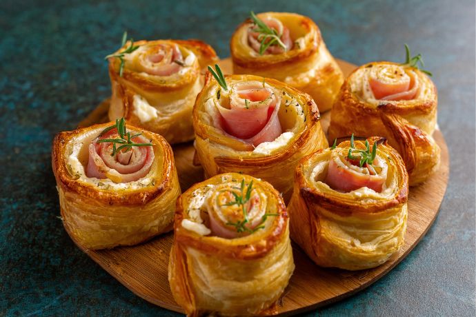 roulés feuilletés cuits au jambon cru d'Ardèche, poires, fromage de chèvre frais