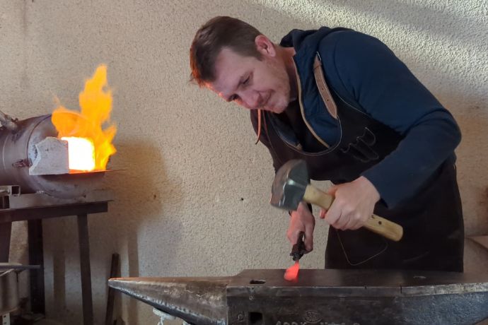 A Mayres en Ardèche, artisan Coutelier Helvie Métal à la forge stages et bons cadeaux ©helviemetal