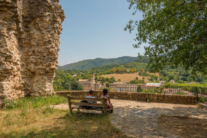 content-jaujac-banc-belvedere-donjon-chastelas-sourcesetvolcans