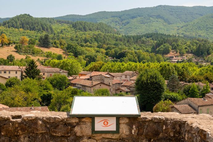 content-jaujac-table-orientation-belvedere-donjon-chastelas-sourcesetvolcans