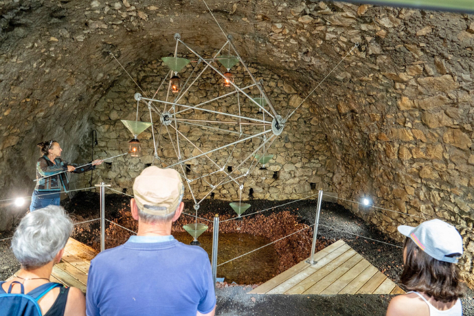 Meyras – visite de groupe de la mofette de Neyrac ©sourcesetvolcans Visite d'un patrimoine géologique unique dans les Monts d'Ardèche et le Parc naturel régional des Monts d'ardèche, la mofette de Neyrac-les-Bains avec l'Office de Tourisme Sources & Volcans, visites gratuites en Ardèche d'avril à octobre