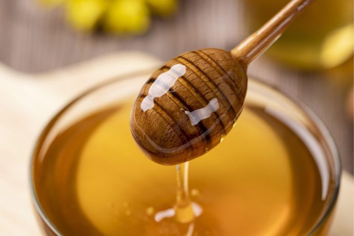 Miel de fleurs local et de producteur en Ardèche, excellent pour vos recettes de cuisine et spécialités ardéchoises