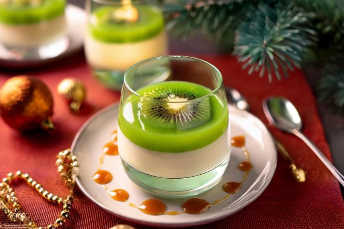 une Panna Cotta gourmande avec un coulis de Kiwis d'Ardèche et un coulis de Caramel au Miel d’Ardèche