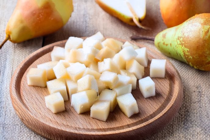 Préparation de poires caramélisées en dés pour un feuilleté au jambon cru d'Ardèche - pour la Recette de Noël Feuilleté au Jambon Cru d’Ardèche, Fromage de Chèvre & Poires Caramélisées, facile et gourmande