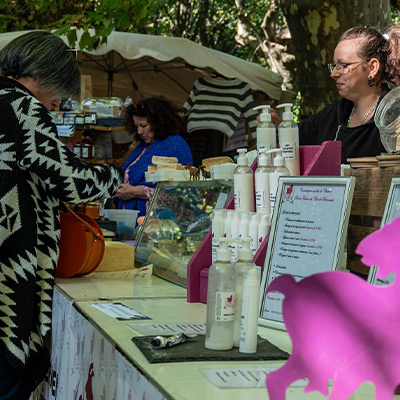 Cosmétiques au lait de chèvre sur le marché de Neyrac