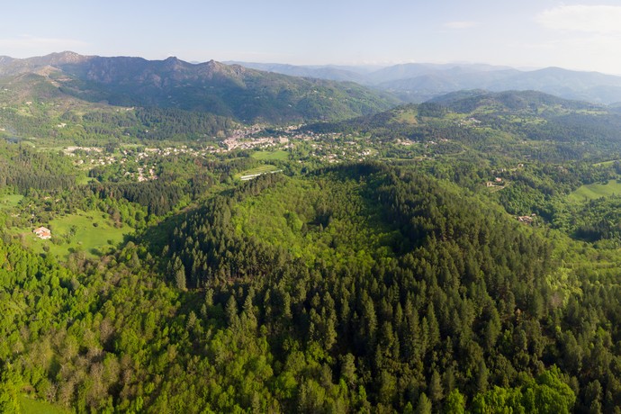 Volcan de la Coupe de Jaujac vu aérienne dans le village de caractère de Jaujac en Ardèche