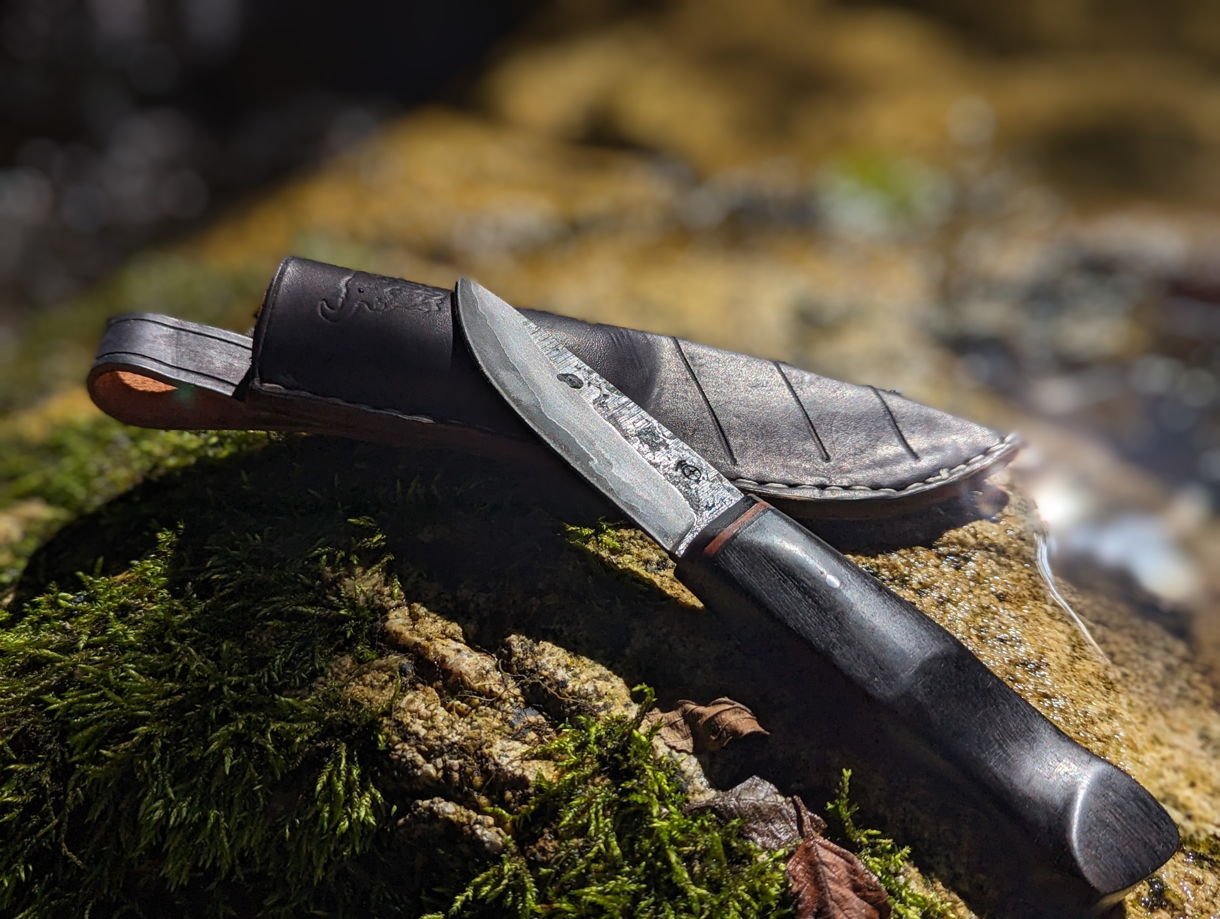 Couteau et pochette sur rocher