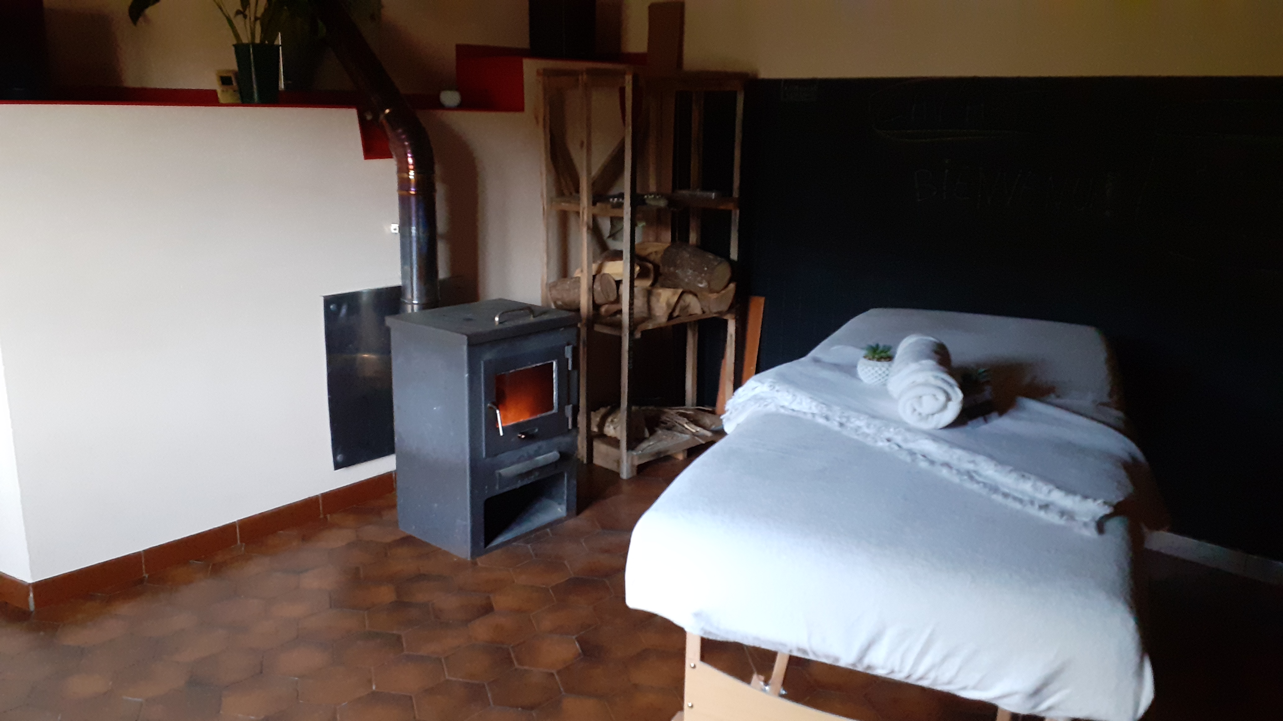 Salle bien-être et vue sur la table de massage