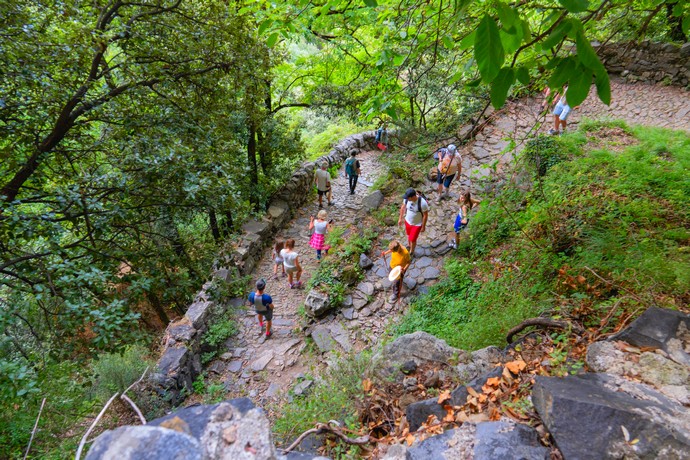 Descente au pont du diable pendant une balade géologique, le long de la coulée basaltique de la chaussée des géants; au départ du village de caractère de thueyts en ardèche