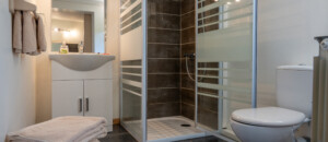 Salle de douche et WC