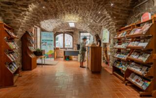 Intérieur de l'Office de Tourisme Jaujac - ©sourcesvolcans